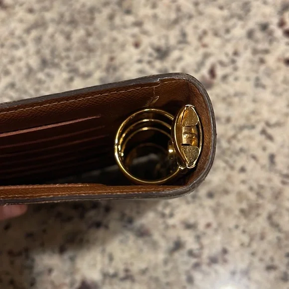 Medium Ring Agenda Cover - Picture 4 of 16